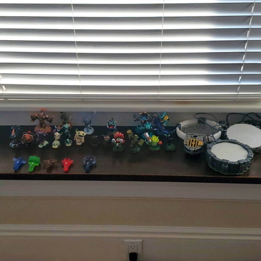 Skylanders set with game. 3 portals, 19 characters, 5 cristals, and the game.